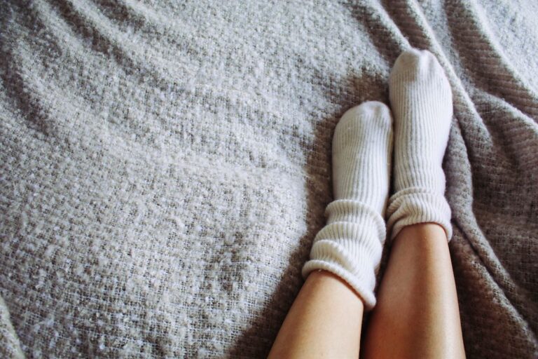 Jakie są przyczyny zimnych stóp i domowe sposoby leczenia? - obrazek wyróżniający